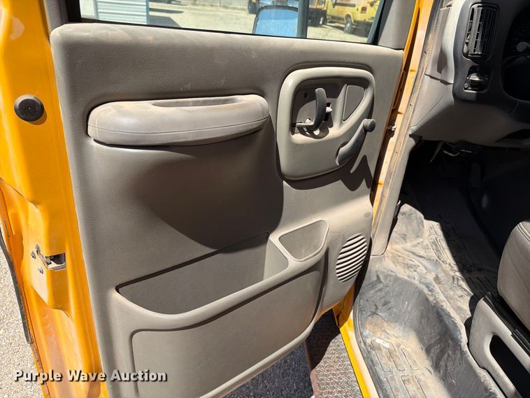 image for item FO3001 2001 Chevrolet Express 3500 school bus