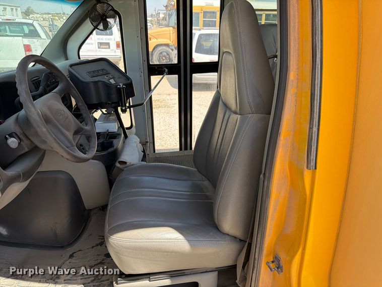 image for item FO3001 2001 Chevrolet Express 3500 school bus
