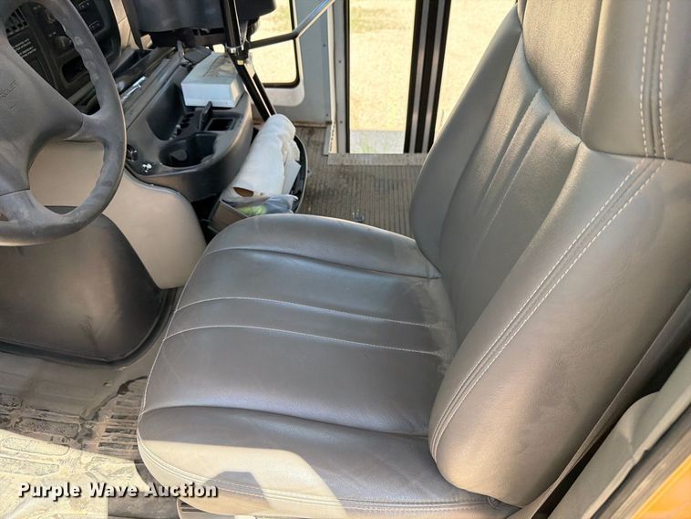 image for item FO3001 2001 Chevrolet Express 3500 school bus