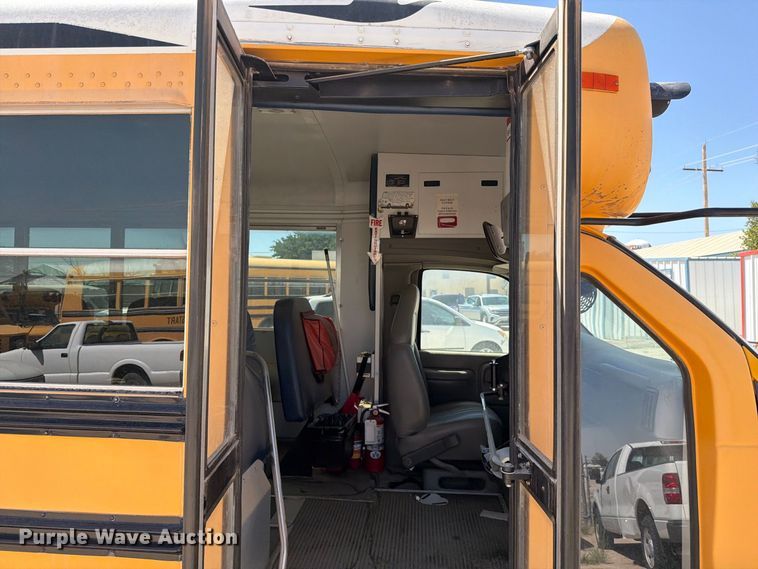 image for item FO3001 2001 Chevrolet Express 3500 school bus