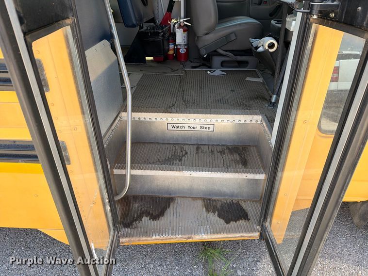 image for item FO3001 2001 Chevrolet Express 3500 school bus
