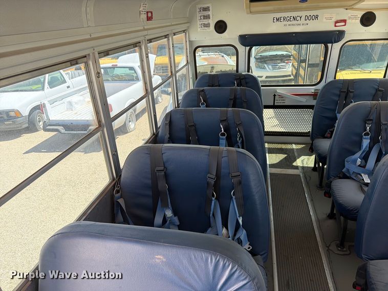 image for item FO3001 2001 Chevrolet Express 3500 school bus