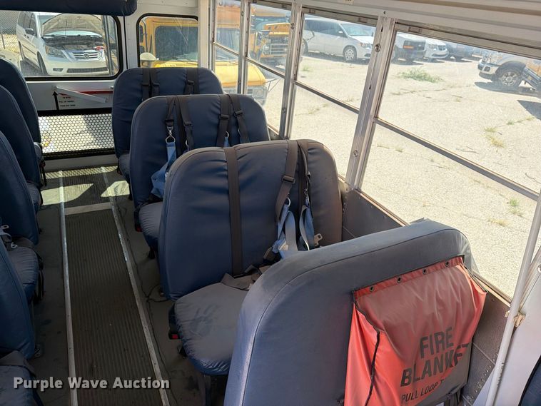 image for item FO3001 2001 Chevrolet Express 3500 school bus