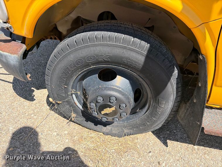image for item FO3001 2001 Chevrolet Express 3500 school bus