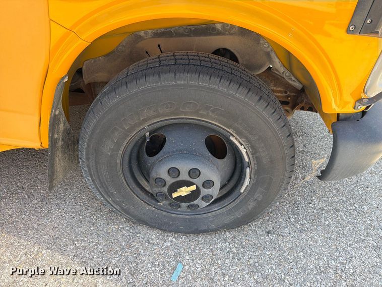 image for item FO3001 2001 Chevrolet Express 3500 school bus