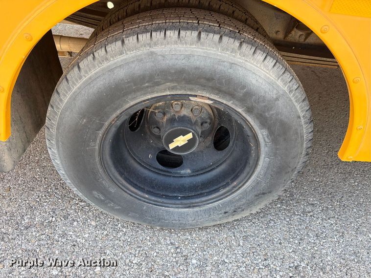 image for item FO3001 2001 Chevrolet Express 3500 school bus