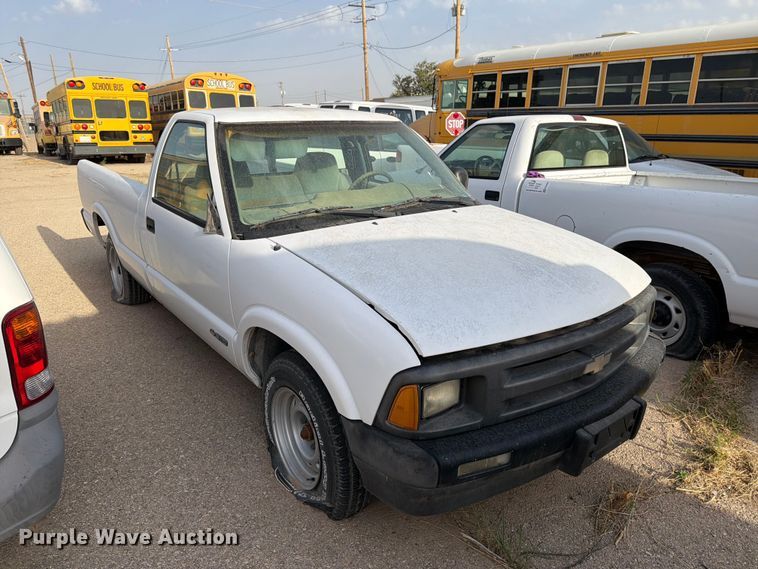 image for item FO3002 1995 Chevrolet S10 pickup truck