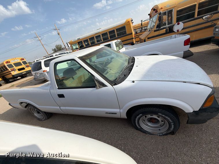 image for item FO3002 1995 Chevrolet S10 pickup truck