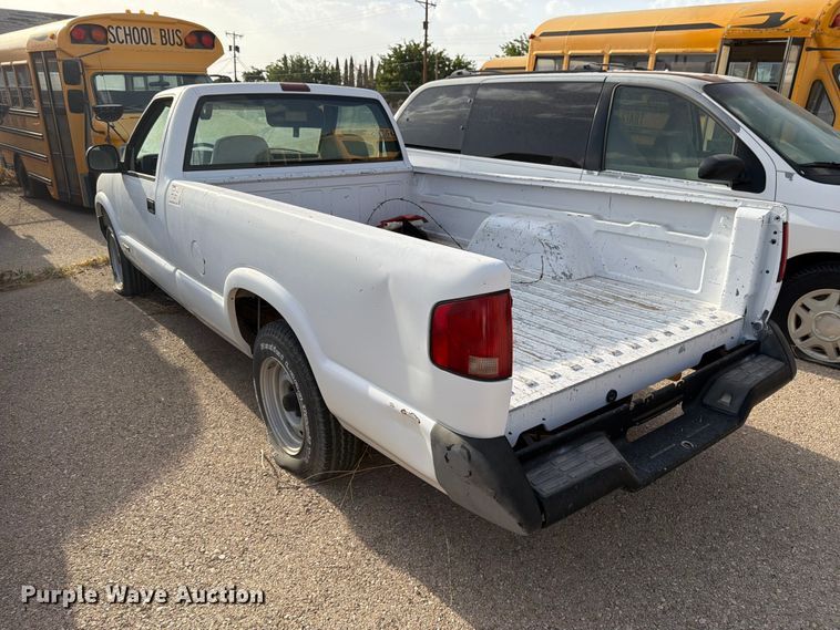 image for item FO3002 1995 Chevrolet S10 pickup truck