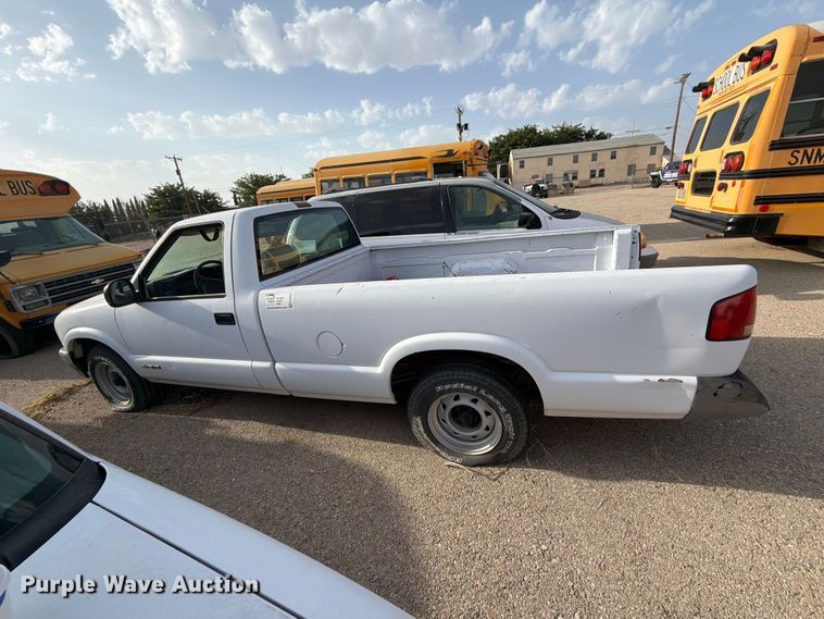 image for item FO3002 1995 Chevrolet S10 pickup truck