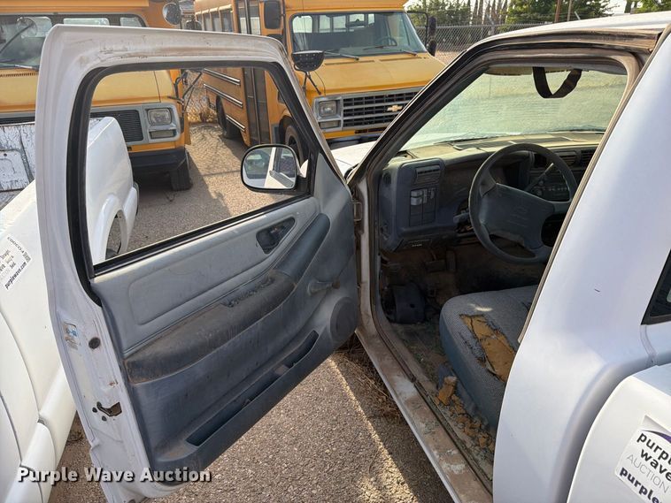 image for item FO3002 1995 Chevrolet S10 pickup truck