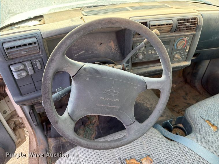 image for item FO3002 1995 Chevrolet S10 pickup truck