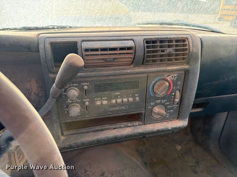 image for item FO3002 1995 Chevrolet S10 pickup truck