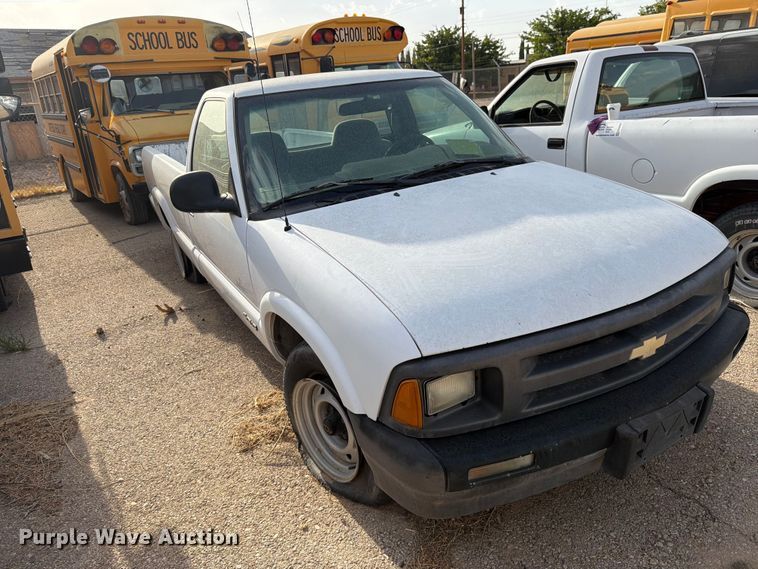 image for item FO3003 1995 Chevrolet S10 pickup truck