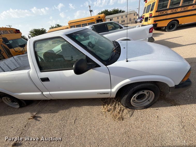 image for item FO3003 1995 Chevrolet S10 pickup truck
