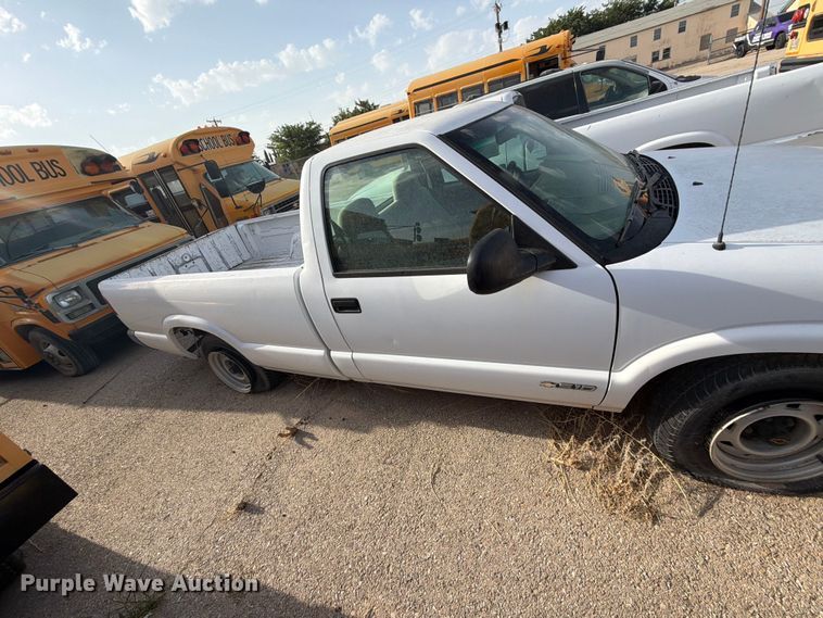 image for item FO3003 1995 Chevrolet S10 pickup truck