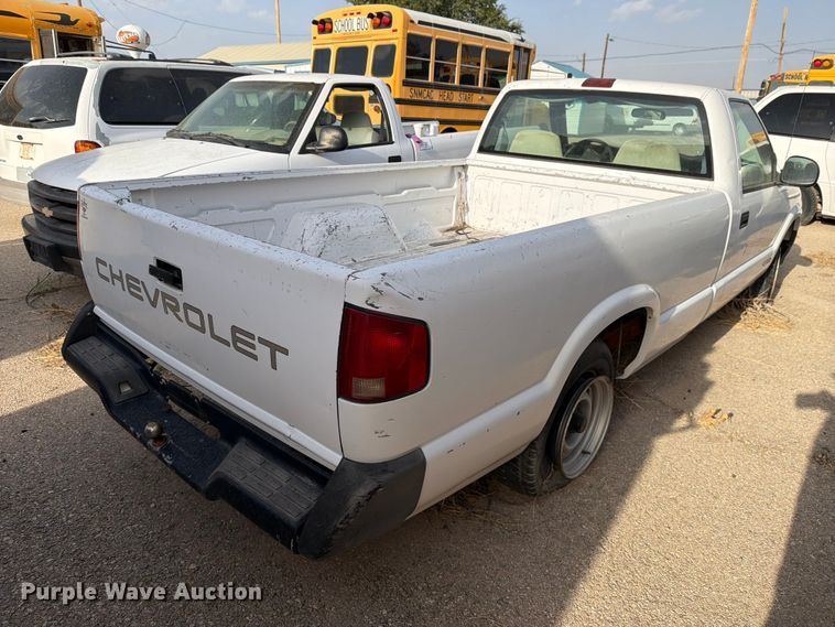 image for item FO3003 1995 Chevrolet S10 pickup truck