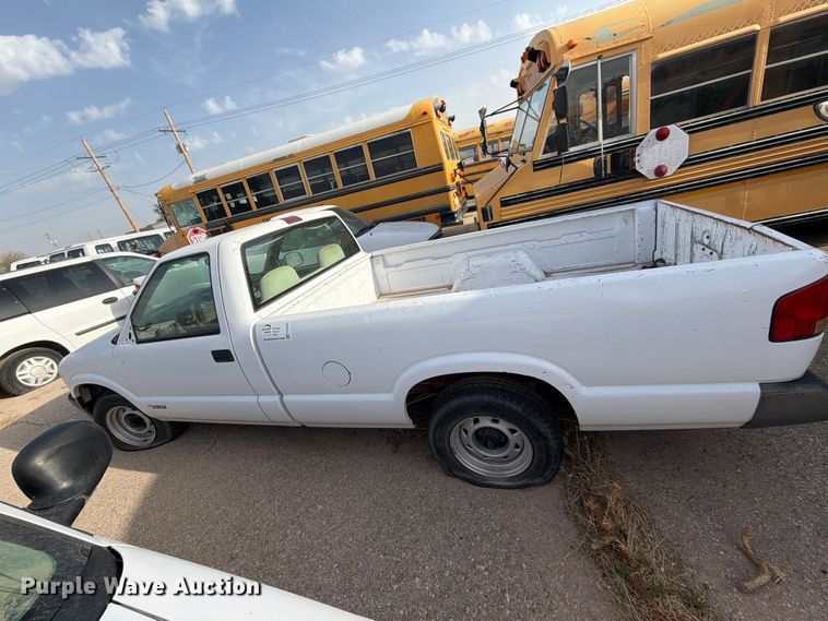 image for item FO3003 1995 Chevrolet S10 pickup truck
