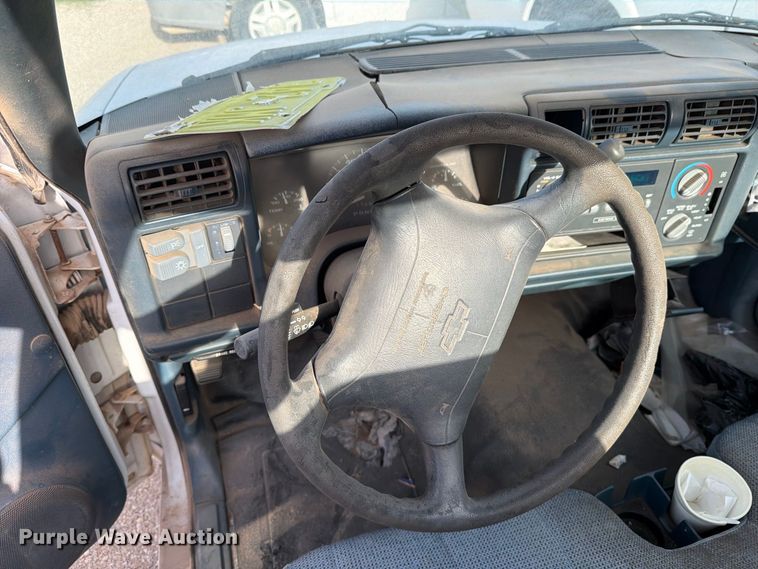 image for item FO3003 1995 Chevrolet S10 pickup truck