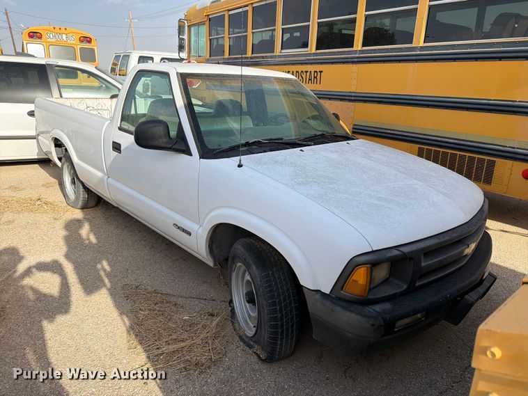 image for item FO3004 1995 Chevrolet S10 pickup truck