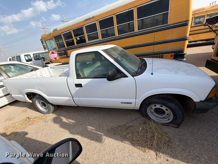 image for item FO3004 1995 Chevrolet S10 pickup truck