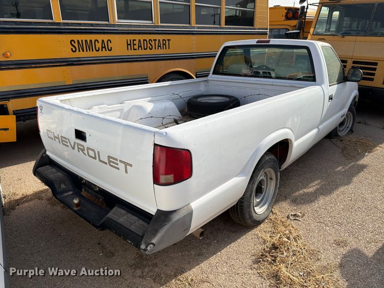 image for item FO3004 1995 Chevrolet S10 pickup truck