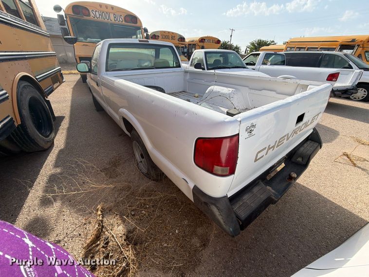 image for item FO3004 1995 Chevrolet S10 pickup truck