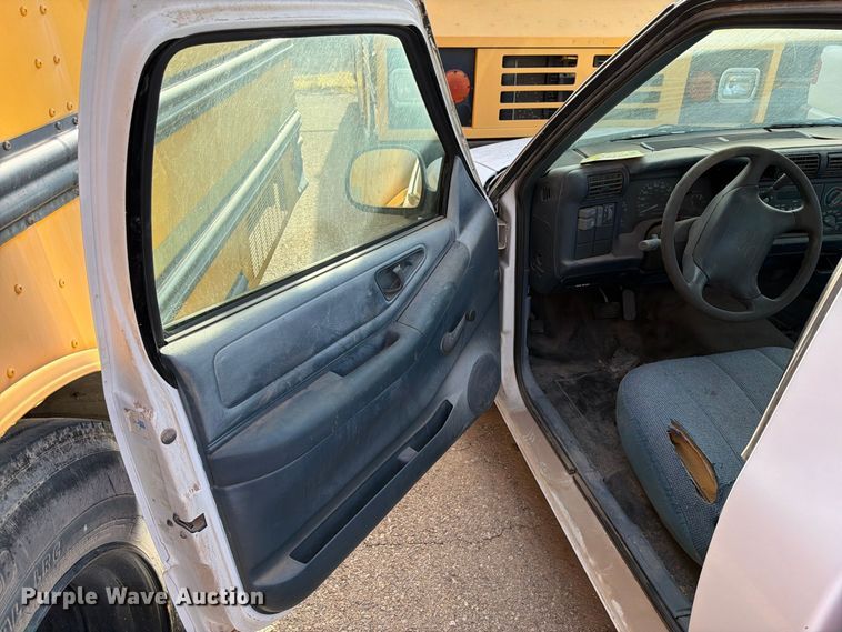image for item FO3004 1995 Chevrolet S10 pickup truck