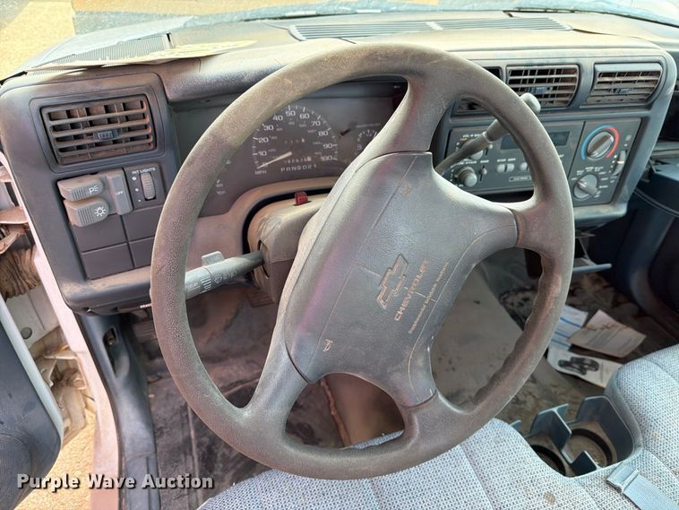 image for item FO3004 1995 Chevrolet S10 pickup truck