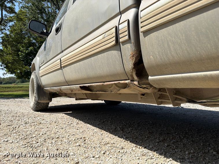 image for item FP3045 2002 Chevrolet Silverado 1500 Crew Cab pickup truck