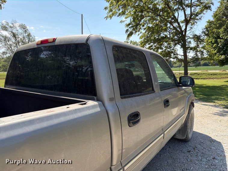 image for item FP3045 2002 Chevrolet Silverado 1500 Crew Cab pickup truck