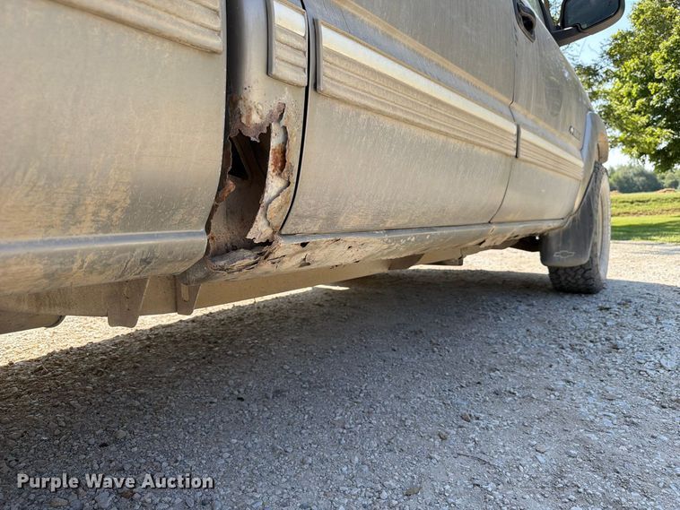 image for item FP3045 2002 Chevrolet Silverado 1500 Crew Cab pickup truck