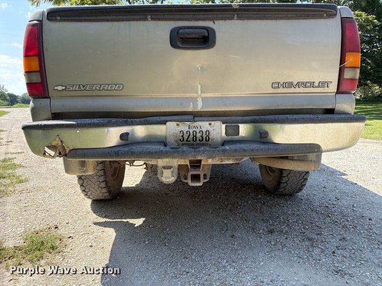 image for item FP3045 2002 Chevrolet Silverado 1500 Crew Cab pickup truck