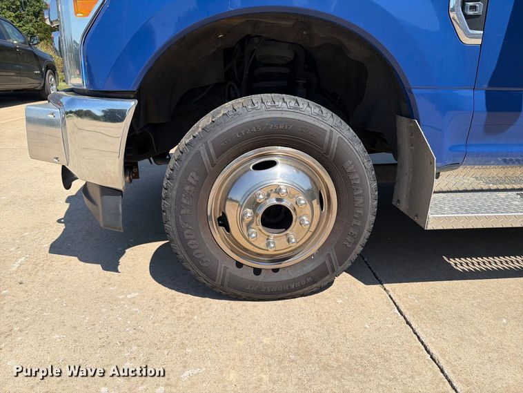image for item FT6229 2017 Ford F350 Super Duty XLT ambulance