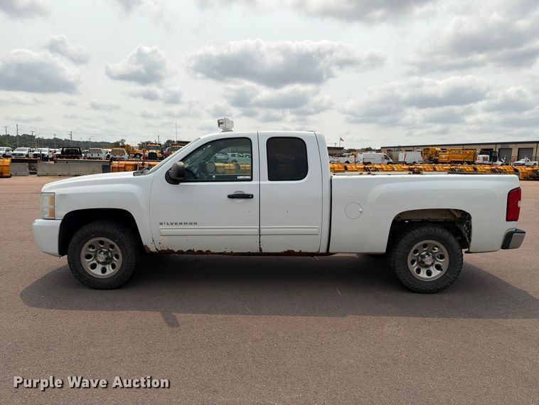 image for item FT6512 2011 Chevrolet Silverado 1500 Ext. Cab pickup truck