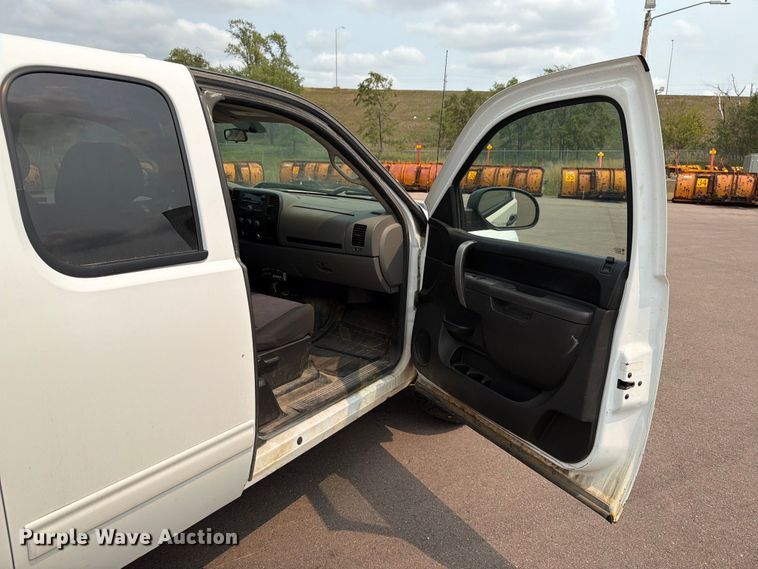 image for item FT6512 2011 Chevrolet Silverado 1500 Ext. Cab pickup truck