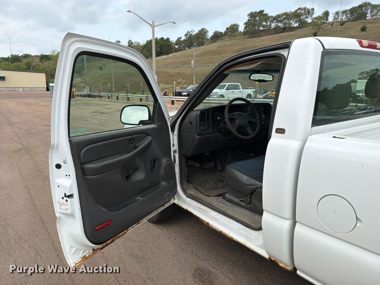 image for item FT6518 2003 Chevrolet Silverado 1500 pickup truck