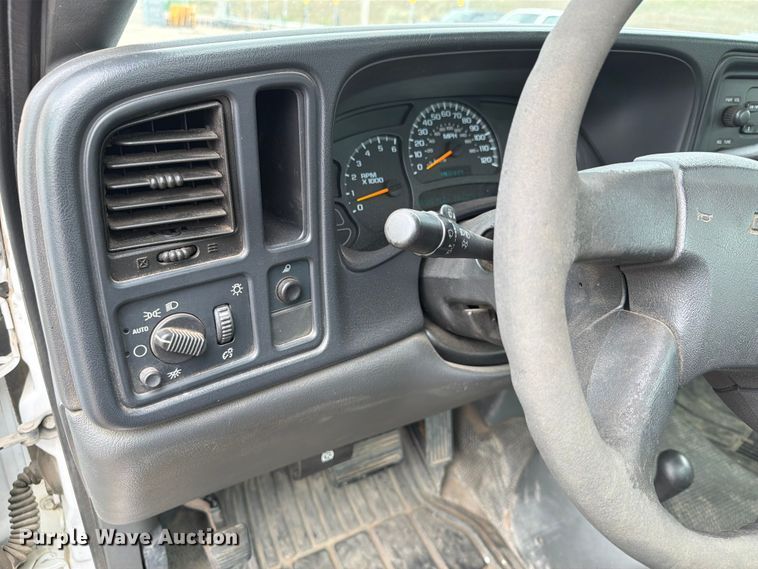 image for item FT6518 2003 Chevrolet Silverado 1500 pickup truck