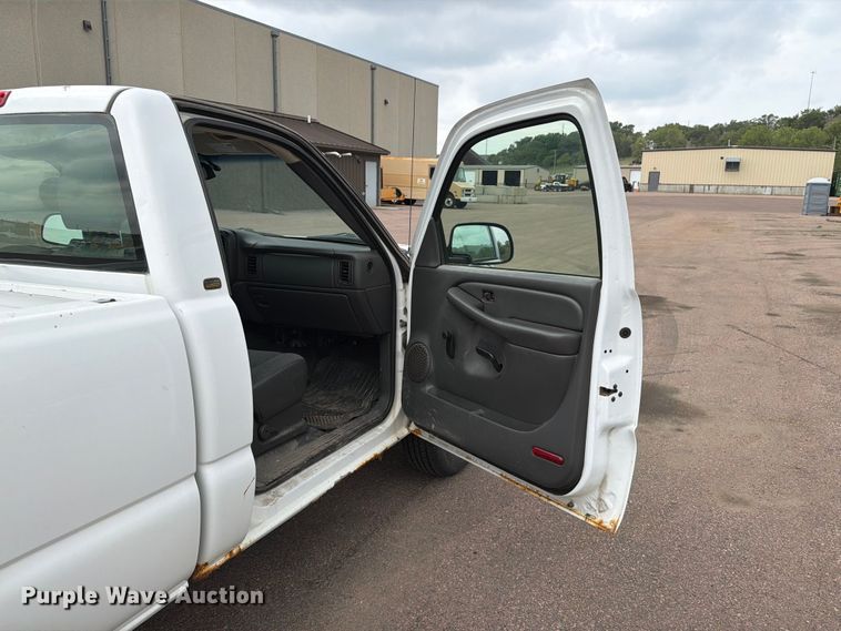 image for item FT6518 2003 Chevrolet Silverado 1500 pickup truck