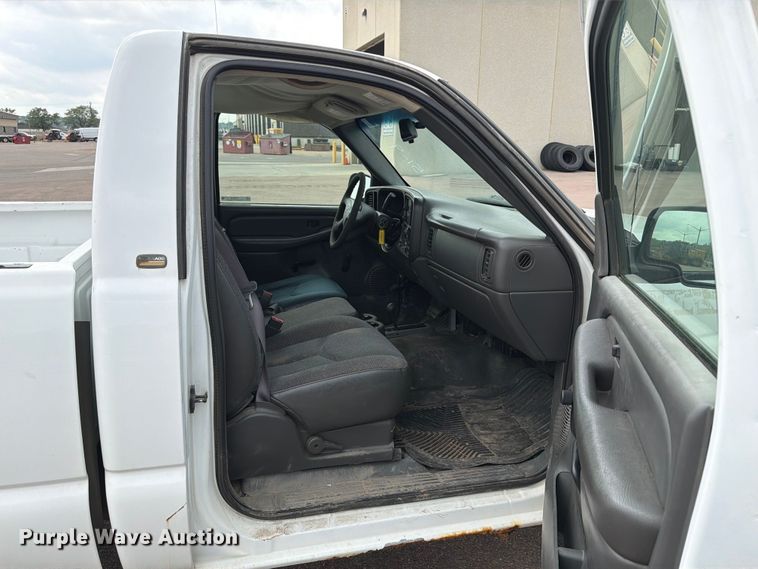 image for item FT6518 2003 Chevrolet Silverado 1500 pickup truck
