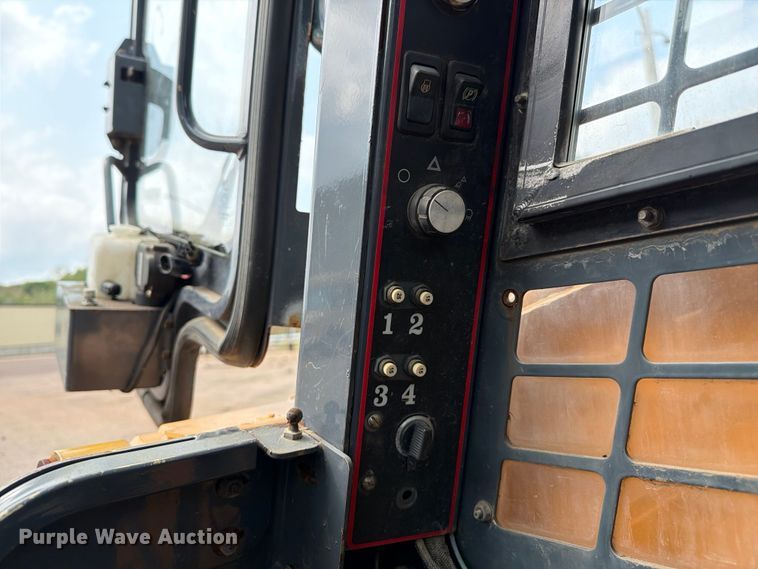 image for item FT6524 2007 Mustang 2041 skid steer loader