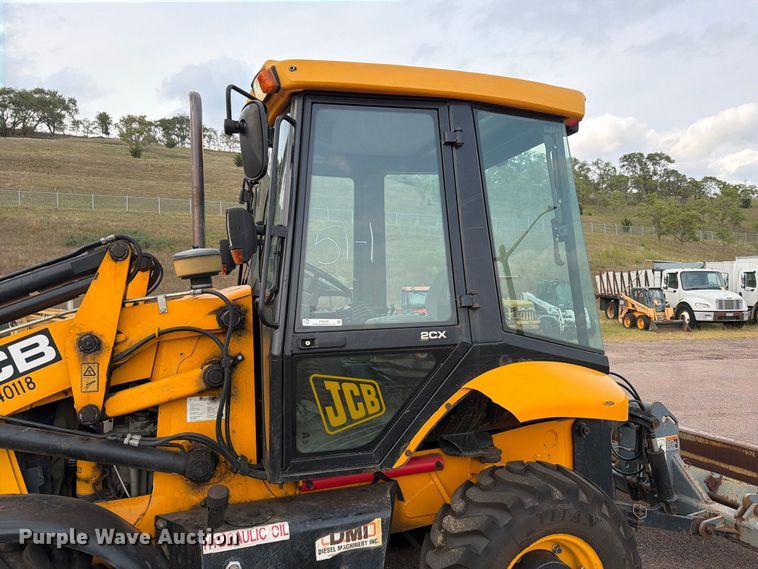 image for item FT6525 2010 JCB 2CXU landscape tractor