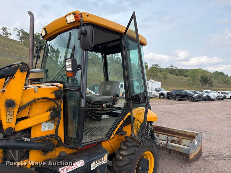 image for item FT6525 2010 JCB 2CXU landscape tractor