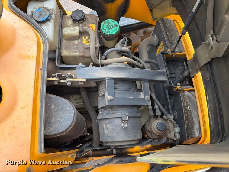 image for item FT6525 2010 JCB 2CXU landscape tractor
