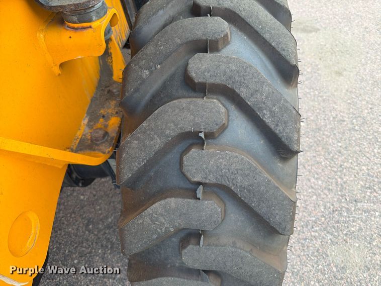 image for item FT6525 2010 JCB 2CXU landscape tractor