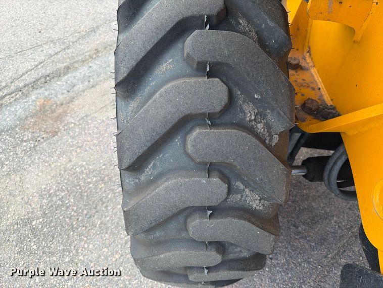 image for item FT6525 2010 JCB 2CXU landscape tractor