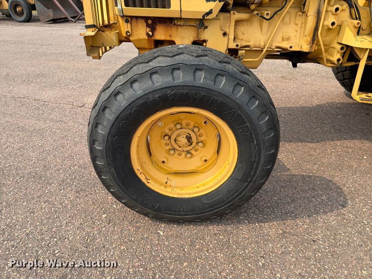 image for item FT6527 1993 John Deere 5300 tractor