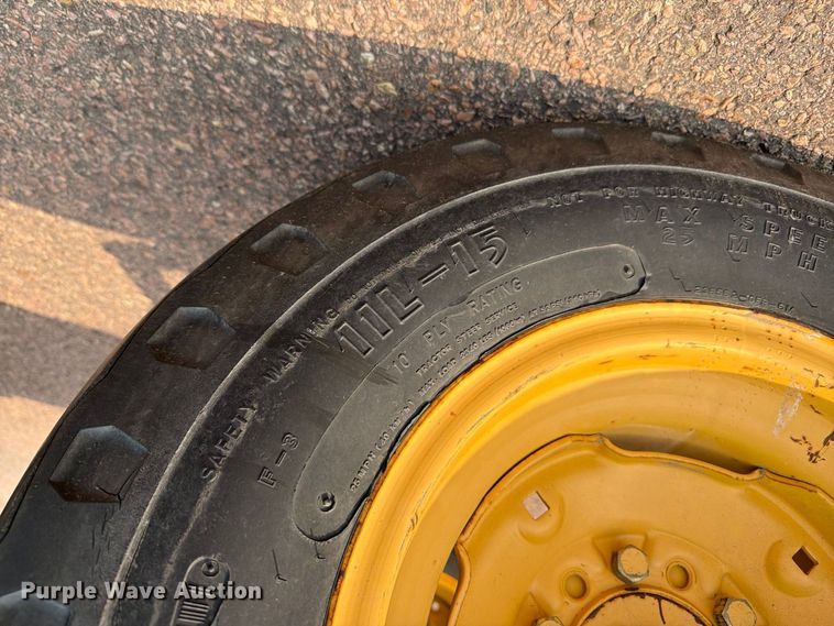 image for item FT6527 1993 John Deere 5300 tractor
