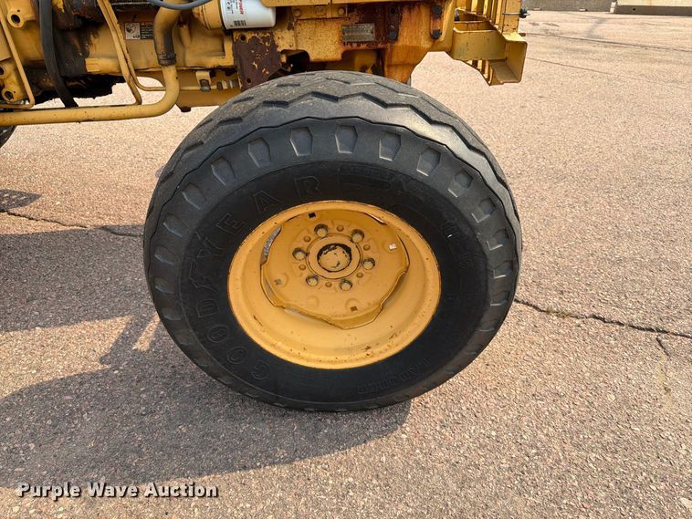image for item FT6527 1993 John Deere 5300 tractor