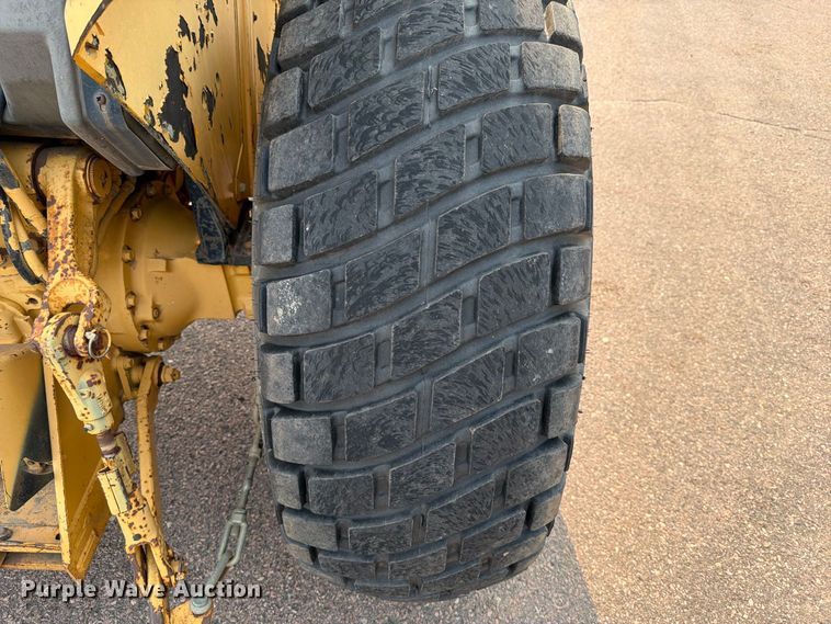 image for item FT6527 1993 John Deere 5300 tractor
